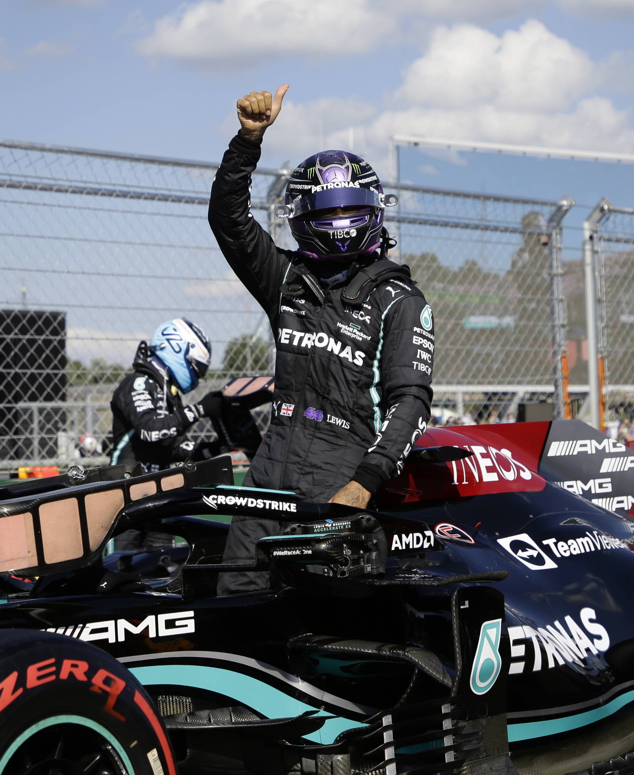 爱游戏大厅-梅赛德斯绝杀雷诺车队，汉密尔顿惊艳四座