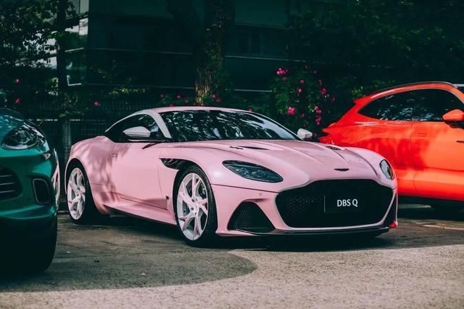 红牛二队横扫阿斯顿马丁，拉塞尔点燃赛场