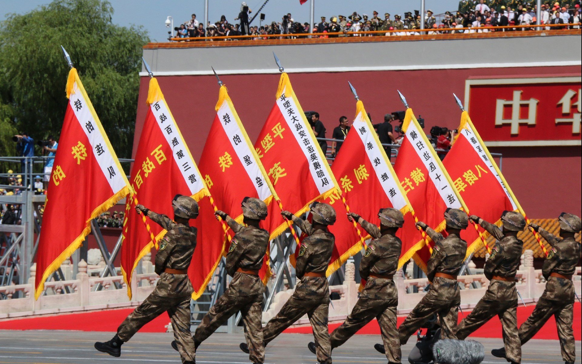 这是一个非常有意思的组合—将2026年世界杯的焦点战、挪威的完胜、斯洛伐克的顽强，以及梅西的致命一击融合在一篇文章里。这需要创造一个合理的、具有戏剧张力的故事背景